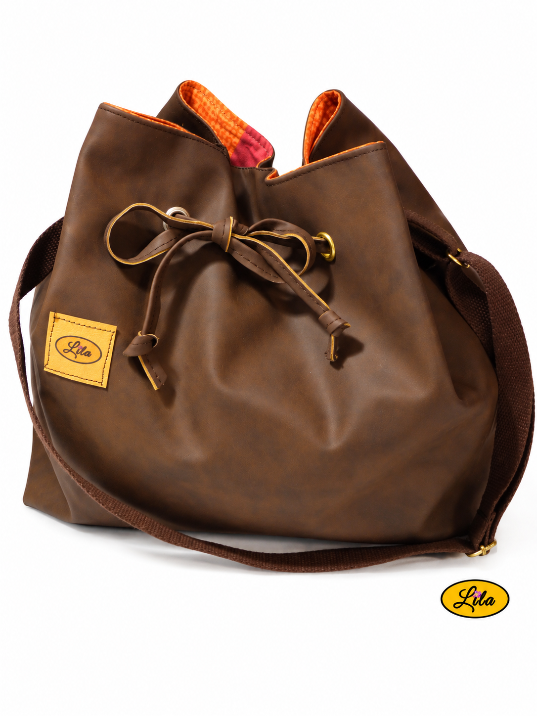 Sac seau en simili cuir brun foncé vu de face sur fond blanc avec sangle bandoulière brune posée sur le dessus et lien coulissant pour resserrer le sac