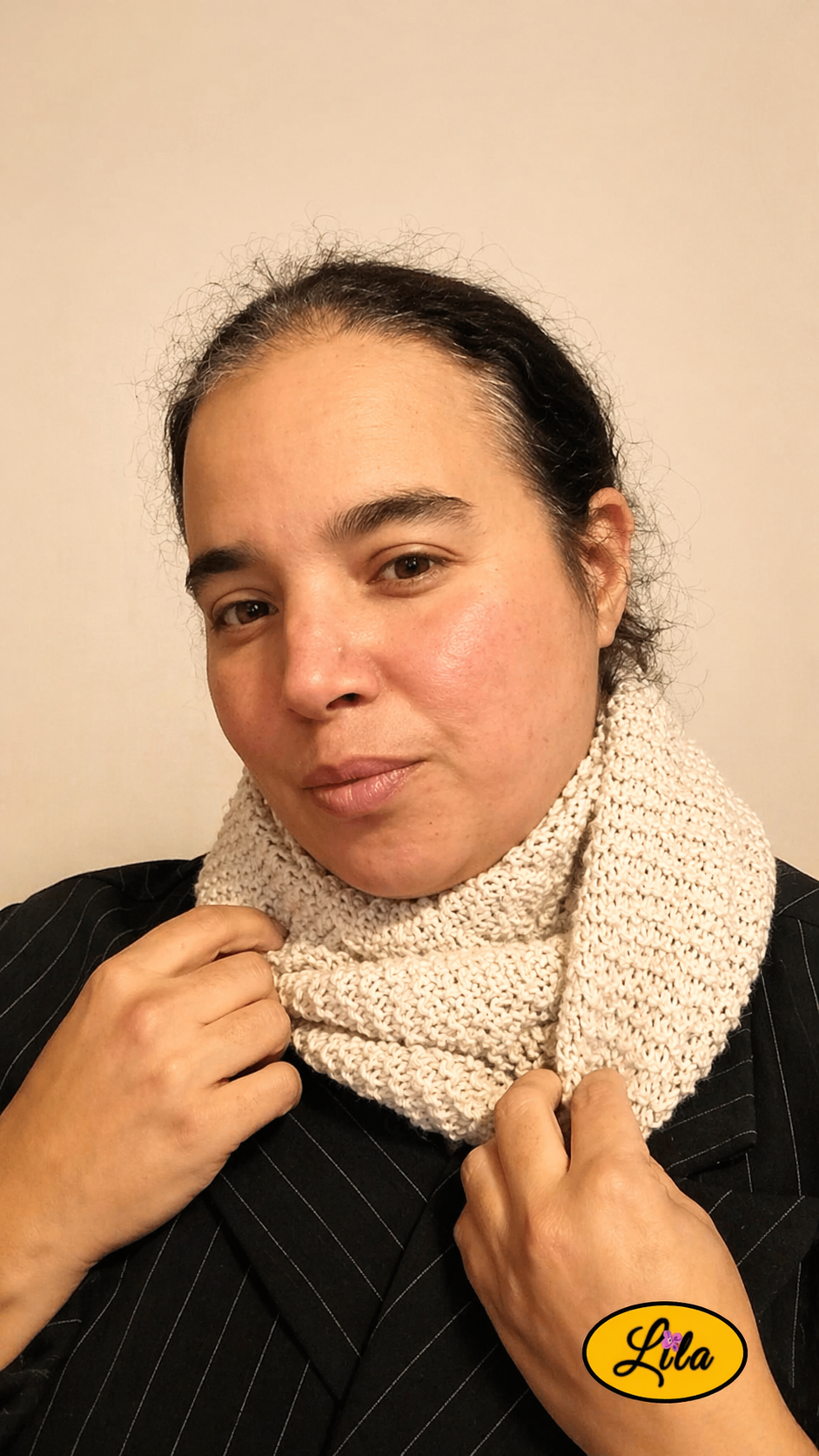 Snood en laine couleur crème porté profil droit style tendance