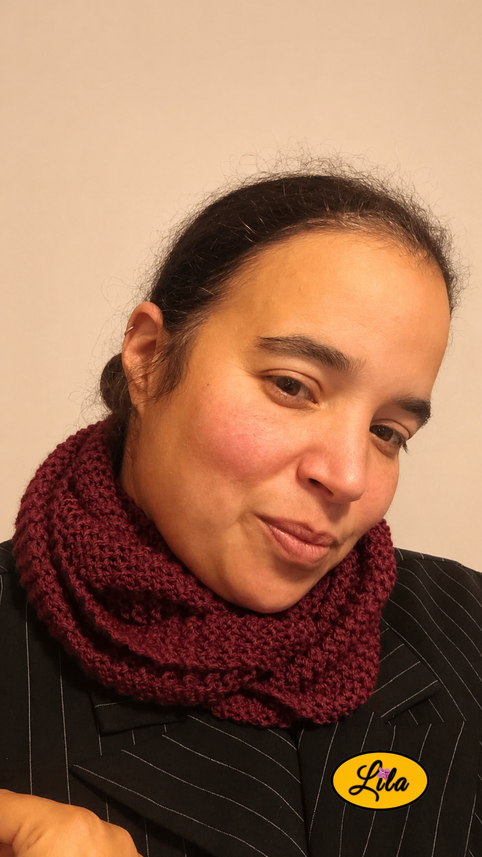 Snood en laine mauve porté profil droit style hiver élégant