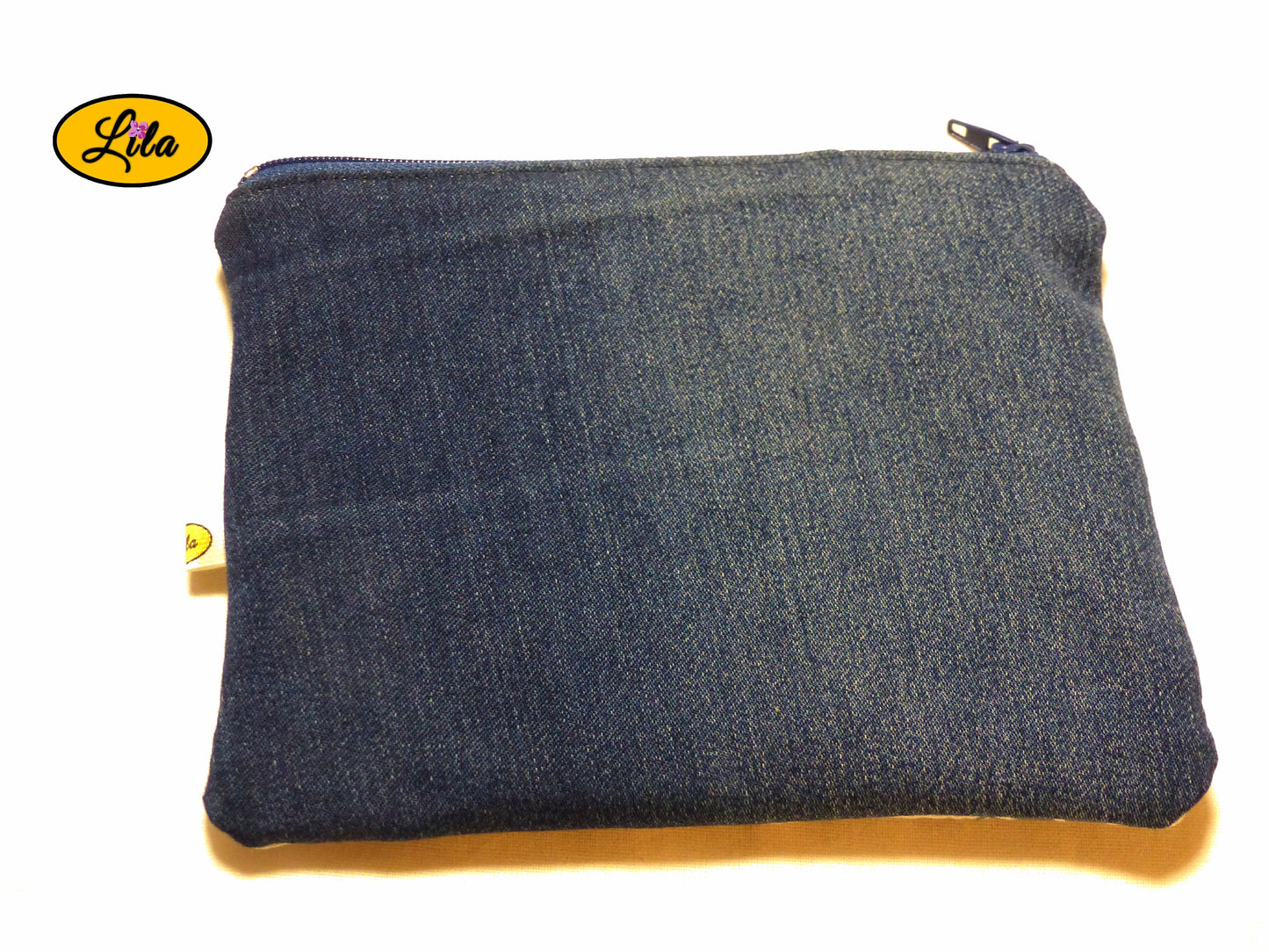 Trousse en jeans avec bande tissu blanc à motifs bleus vue de dos