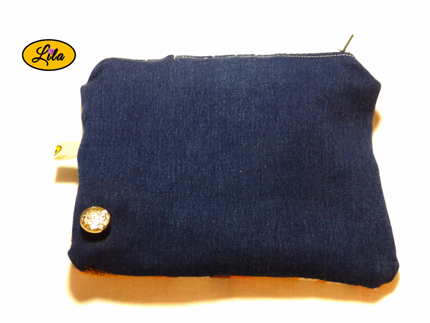 Trousse en jeans avec bande vintage orange vue de dos avec bouton doré recyclé