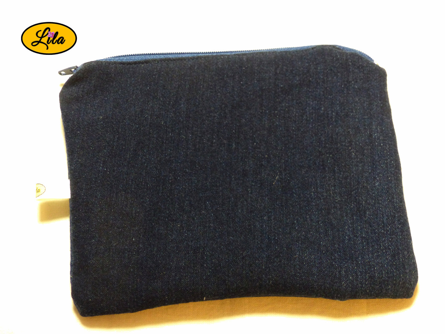 Trousse en jeans foncé avec poche style jean sur le devant vue de dos