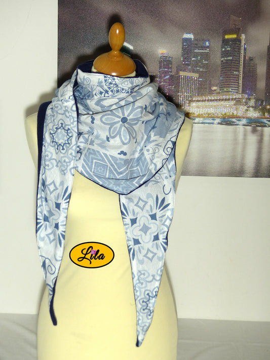Foulard à motifs bleus