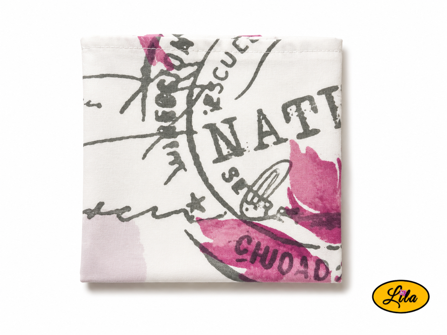 Bandana blanc à fleurs roses et inscriptions grises avec cachet Nature plié en carré vu de face en vue de haut mettant en valeur les détails du tissu