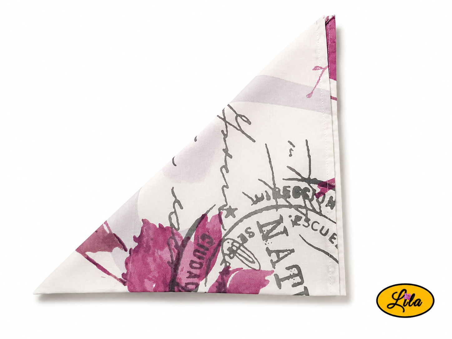 Bandana blanc à fleurs roses et inscriptions grises avec cachet Nature plié en triangle vu de face sur fond clair mettant en valeur les motifs floraux