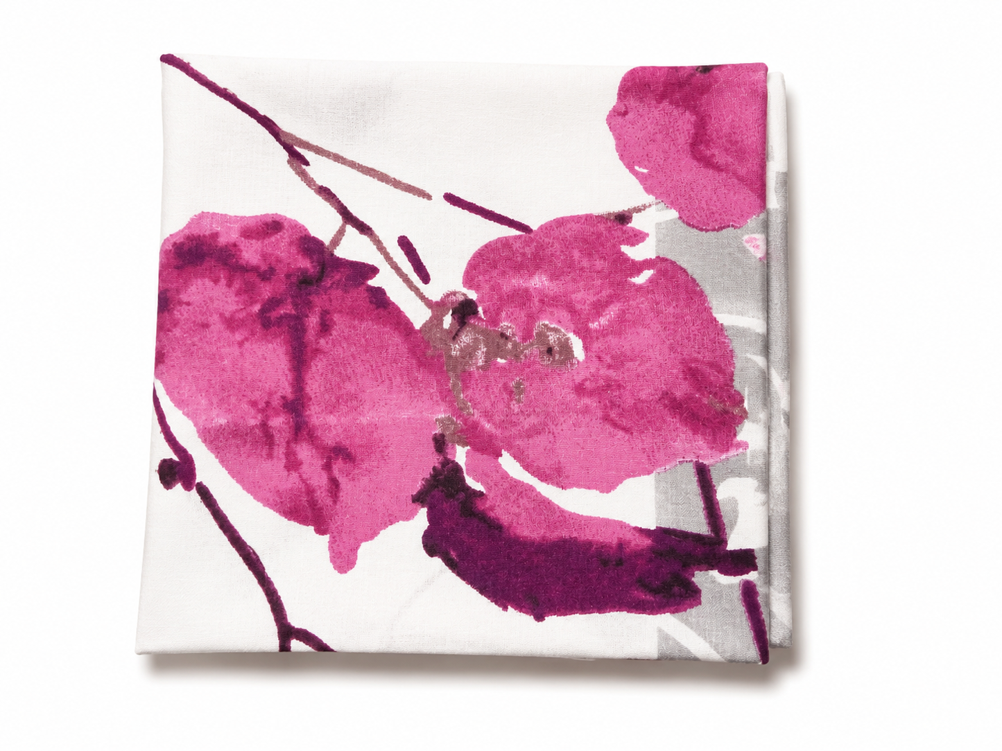 Bandana blanc et gris à motifs de fleurs roses plié en carré vu de dos en vue de haut style romantique et accessoire cheveux artisanal