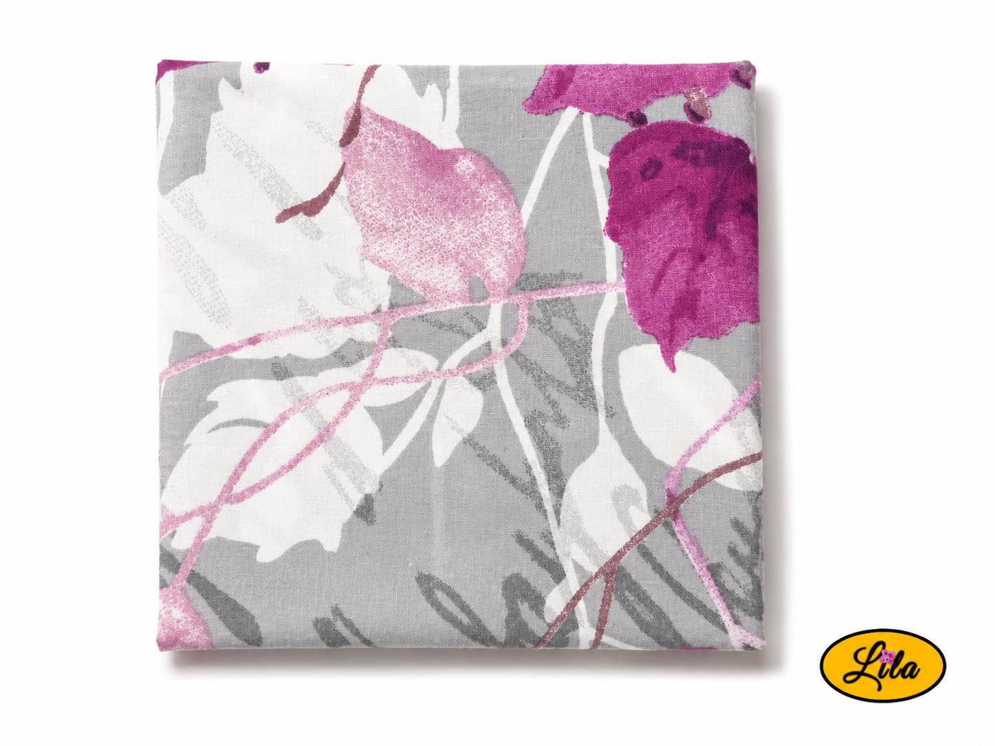 Bandana blanc et gris à motifs de fleurs roses plié en carré vu de face en vue de haut mettant en valeur les motifs floraux et les finitions du tissu