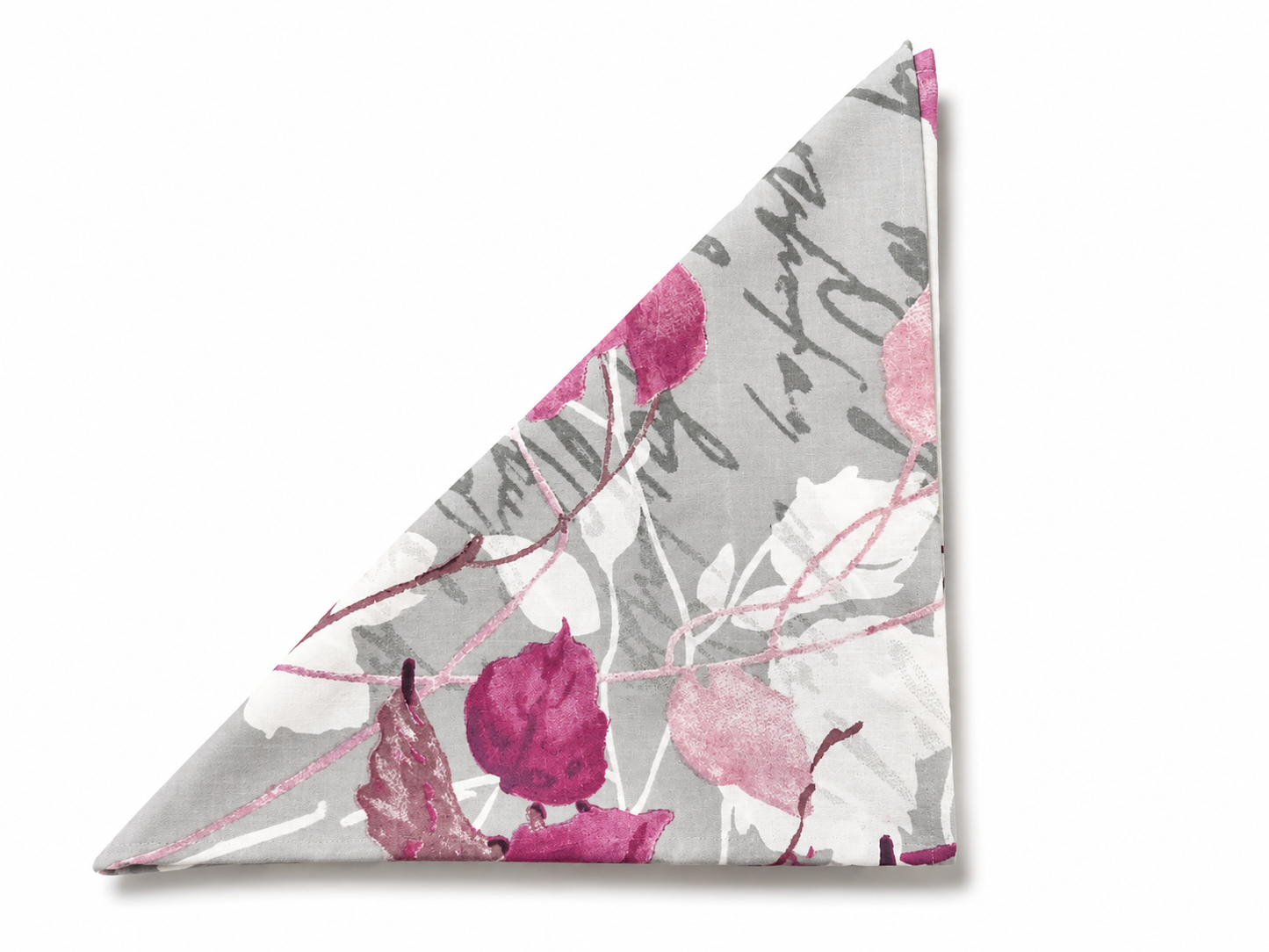 Bandana blanc et gris à motifs de fleurs roses plié en triangle vu de dos sur fond clair style accessoire mode et artisanal