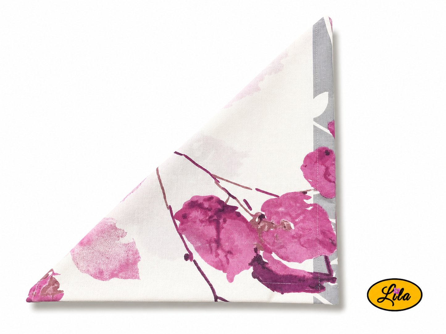 Bandana blanc et gris à motifs de fleurs roses plié en triangle vu de face sur fond clair mettant en valeur les détails floraux du tissu