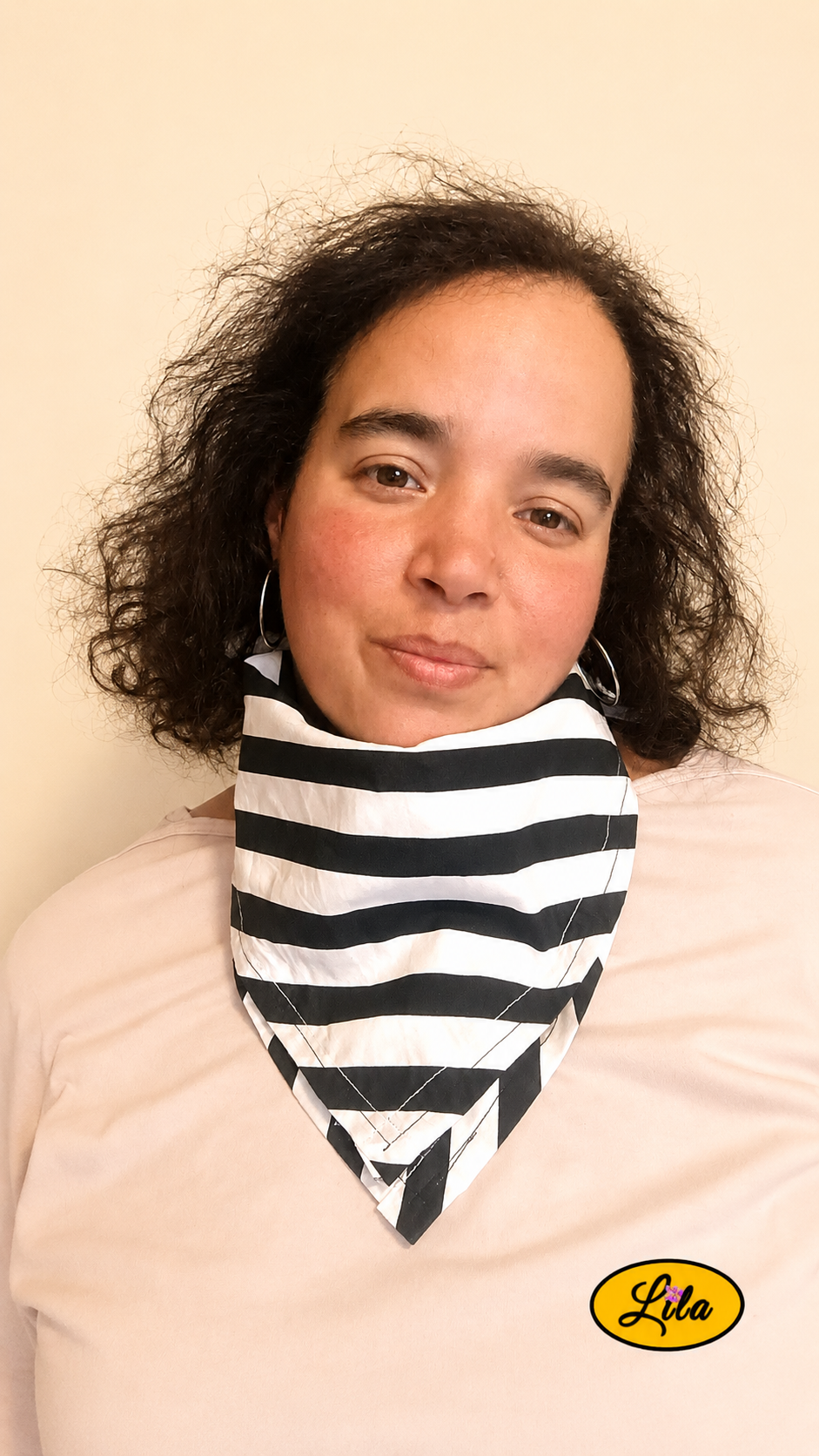 Bandana blanc à rayures noires porté autour du cou par une femme de face aux cheveux lâchés style élégant et accessoire de mode intemporel