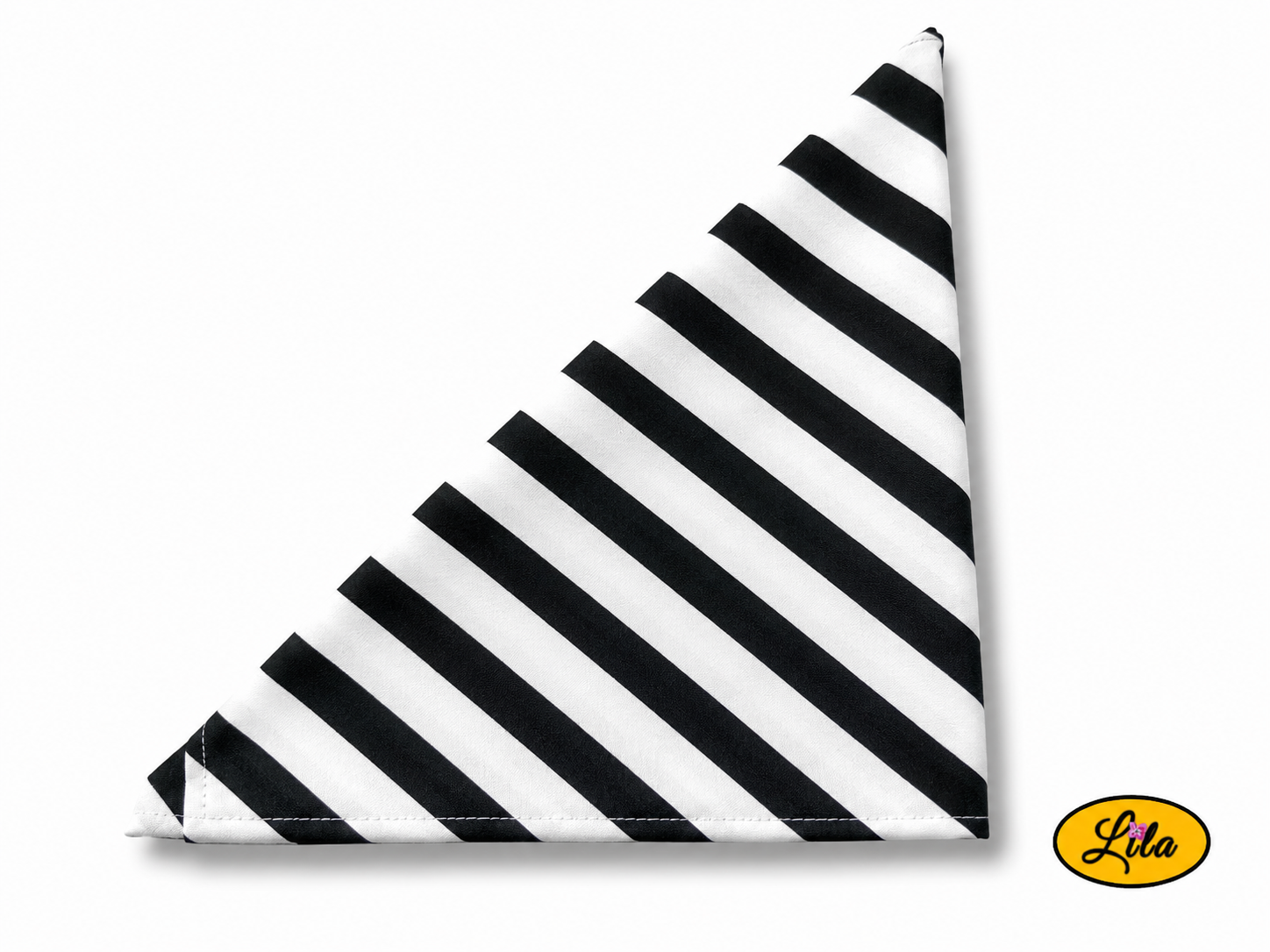 Bandana blanc à rayures noires plié en triangle vu de haut sur fond clair mettant en valeur le motif rayé et les finitions du tissu