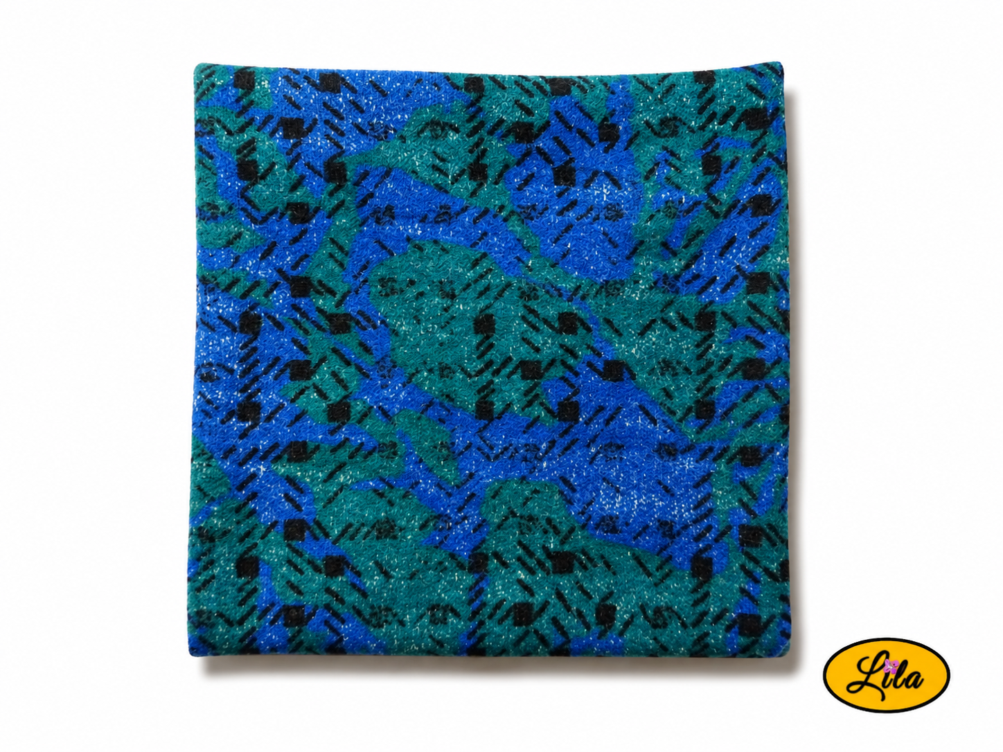 Bandana bleu et vert à motifs graphiques vintage plié en carré vu de haut sur fond clair mettant en valeur les motifs géométriques du tissu