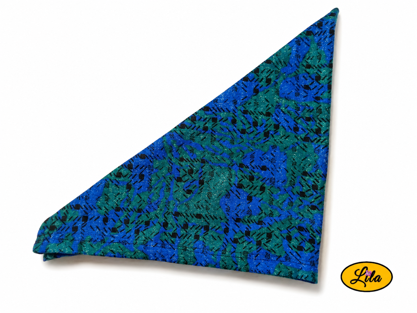 Bandana bleu et vert à motifs graphiques vintage plié en triangle vu de haut sur fond clair mettant en valeur les détails du tissu et les motifs graphiques