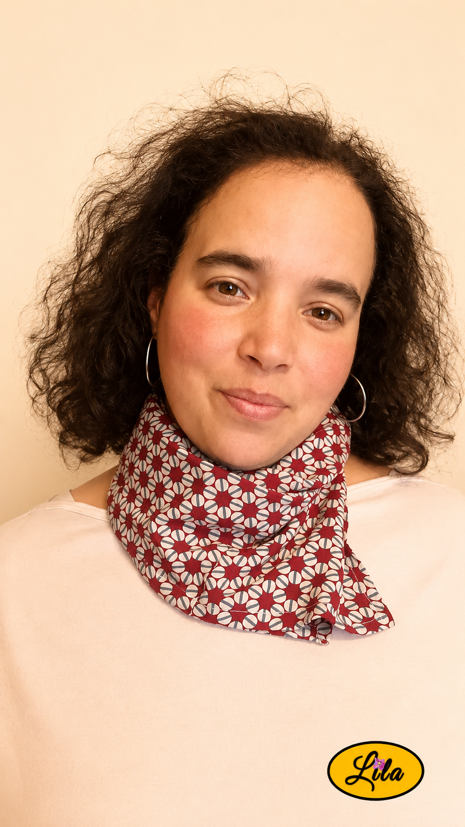 Bandana bordeaux à motifs géométriques vintage porté autour du cou par une femme de face aux cheveux lâchés style élégant et accessoire de mode artisanal