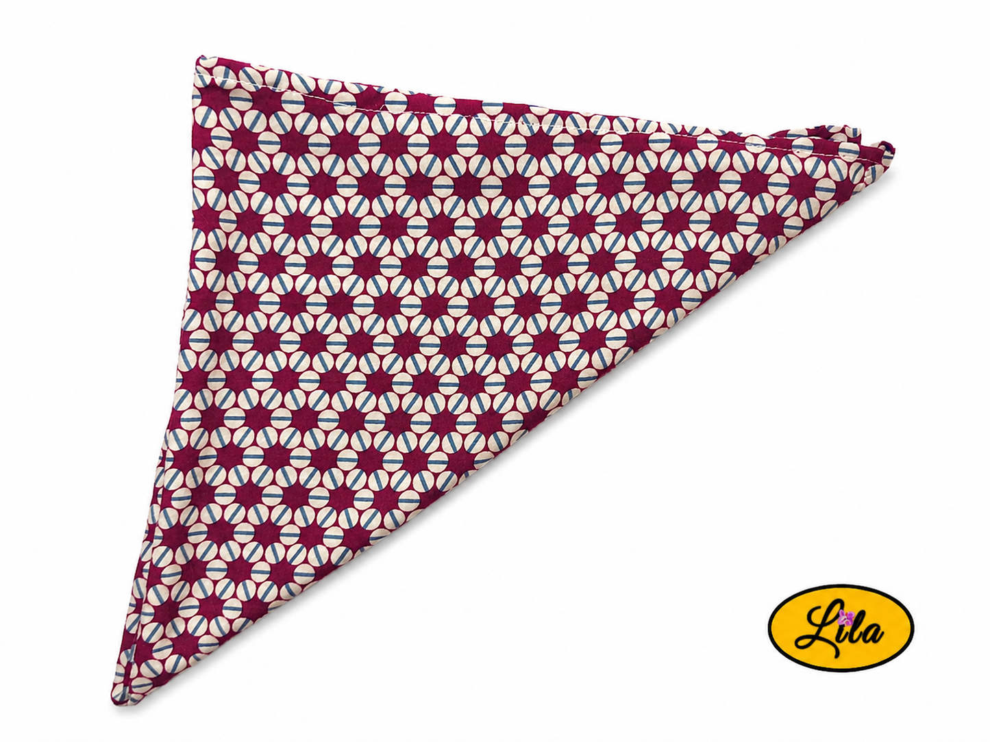 Bandana bordeaux à motifs géométriques vintage plié en triangle vu de haut sur fond clair mettant en valeur les motifs géométriques et les finitions du tissu