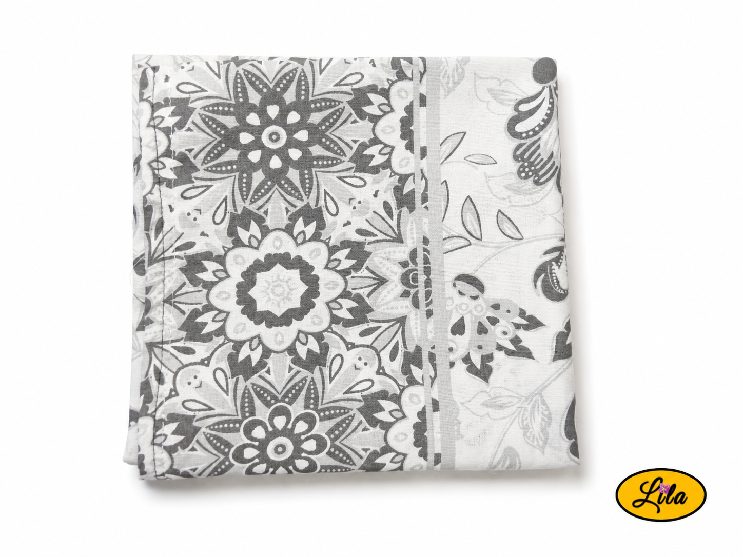 Bandana noir et blanc à motifs baroques plié en carré vu de dos sur fond blanc style élégant et artisanal