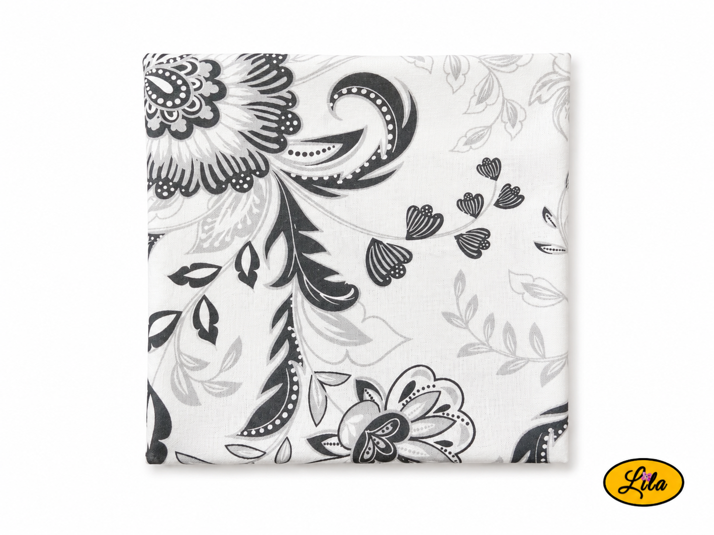 Bandana noir et blanc à motifs baroques plié en carré vu de face sur fond blanc mettant en valeur les détails du motif