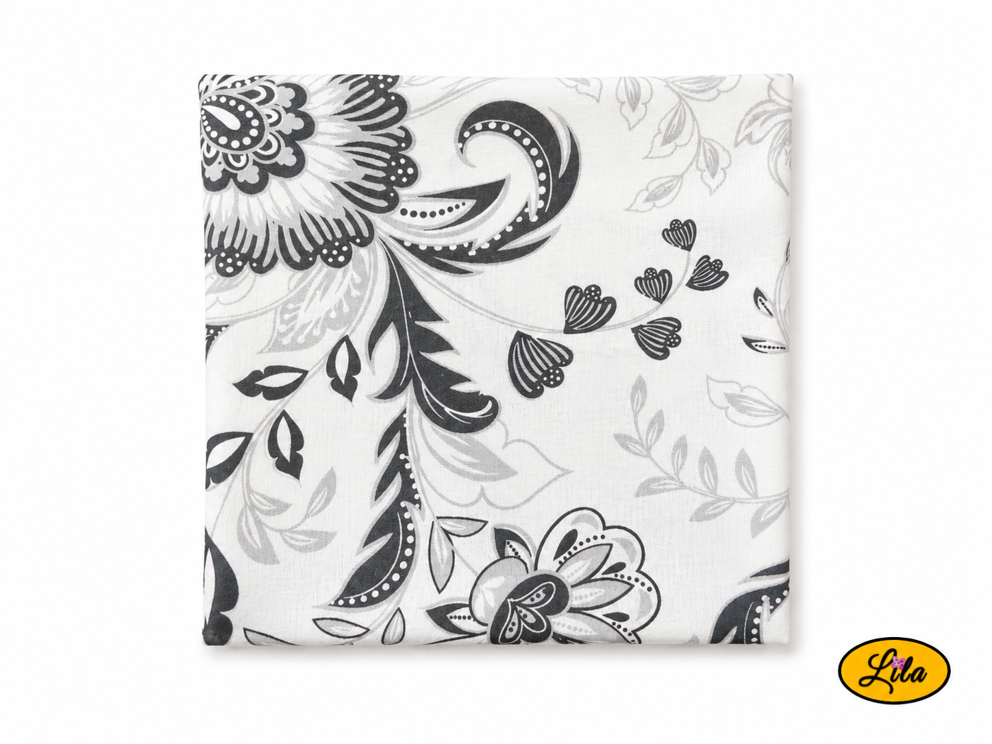 Bandana noir et blanc à motifs baroques plié en carré vu de face sur fond blanc mettant en valeur les détails du motif