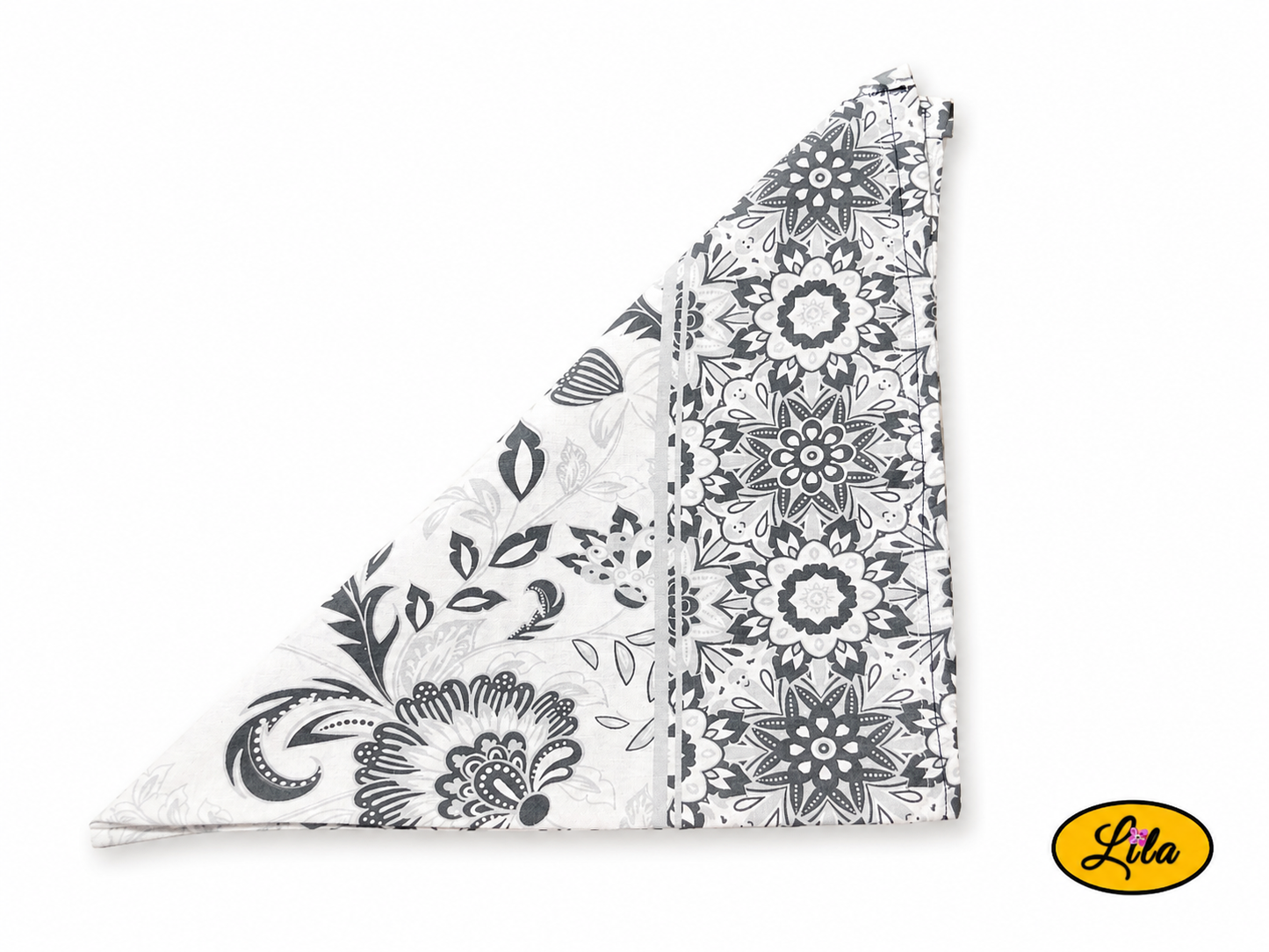 Bandana noir et blanc à motifs baroques plié en triangle vu de face sur fond blanc style mode et accessoire cheveux