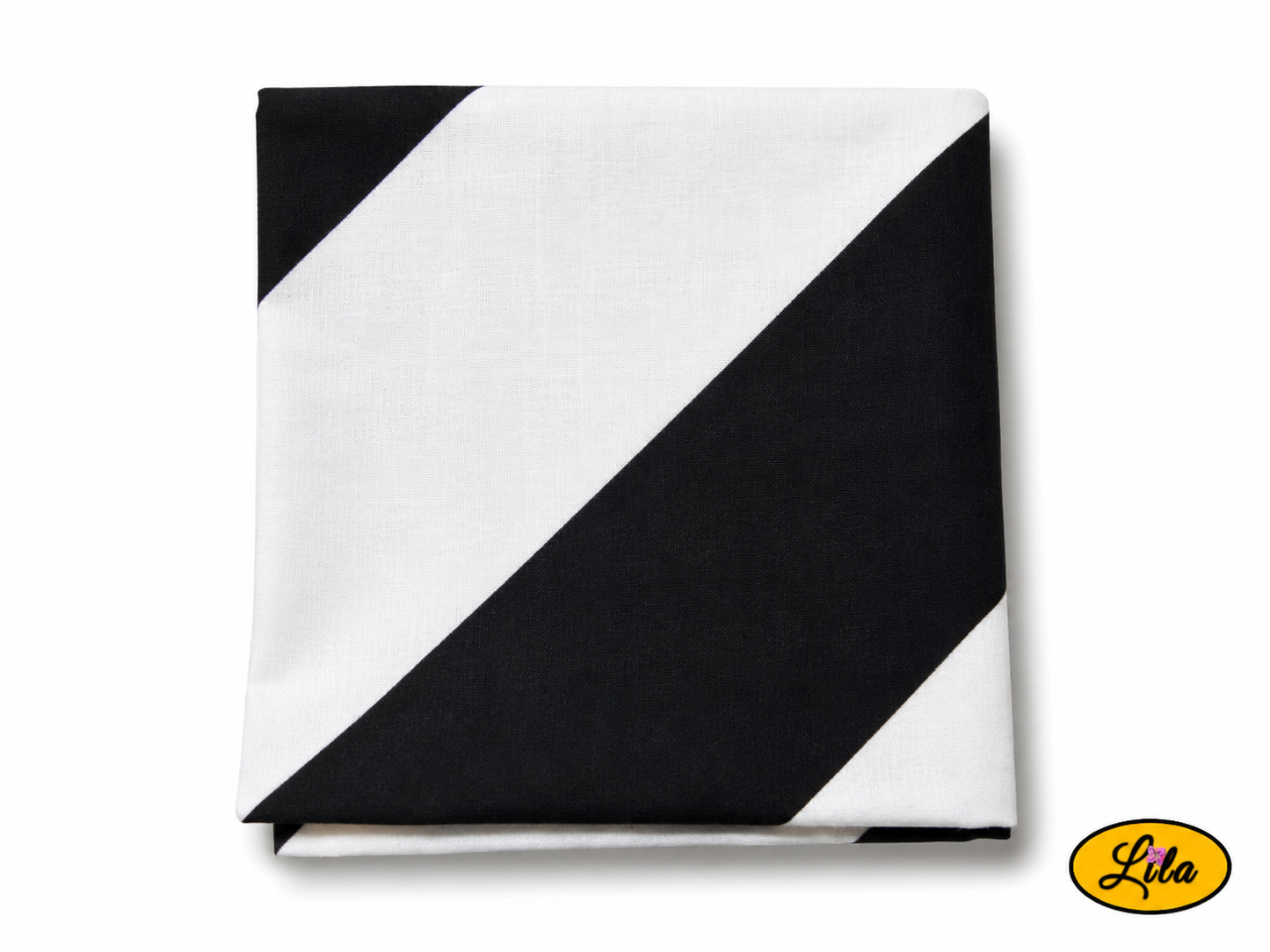 Bandana noir à larges rayures blanches plié en carré vu de haut sur fond clair style moderne et accessoire de mode