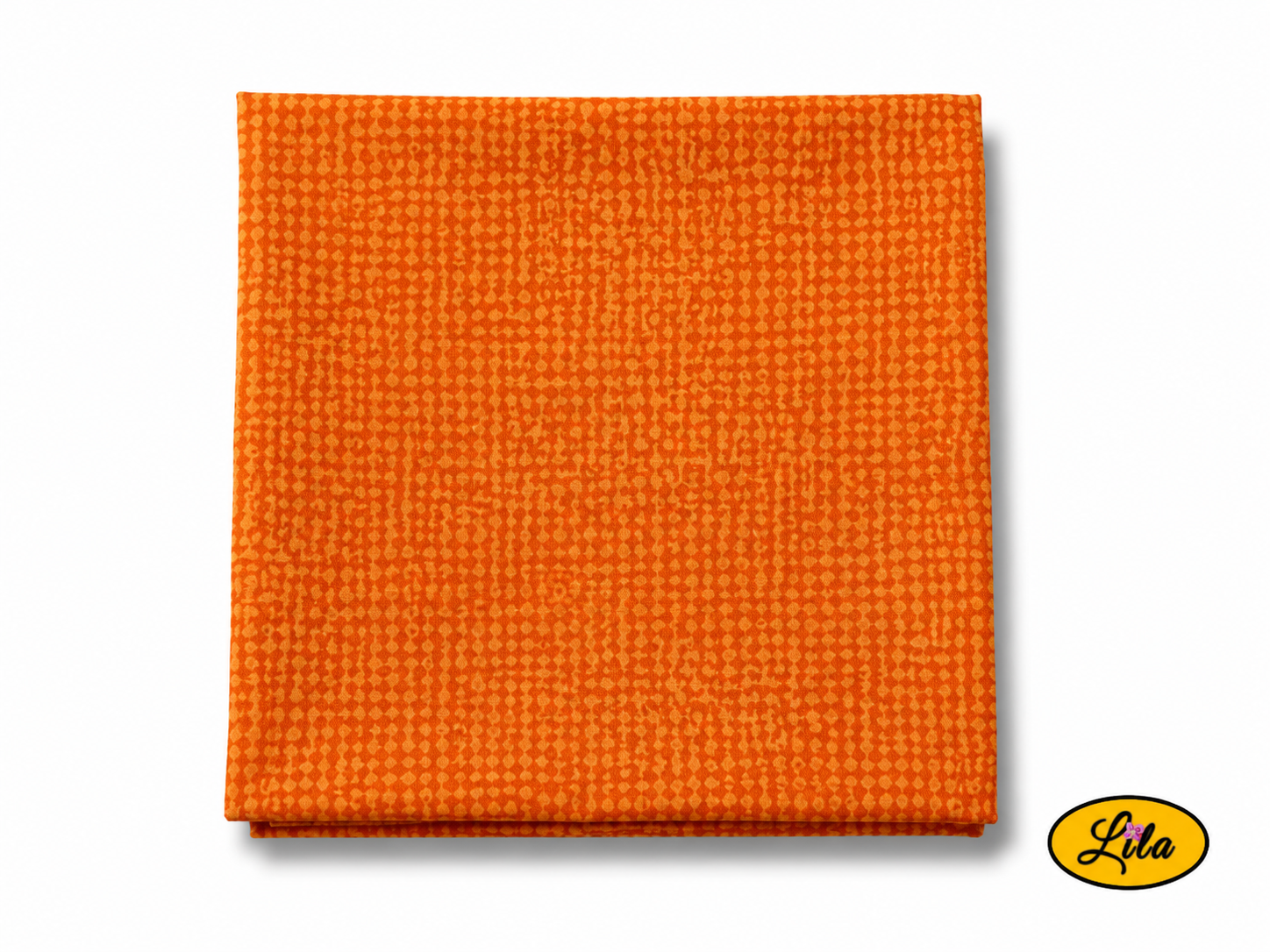 Bandana orange à motif texturé vintage plié en carré vu de haut sur fond clair style rétro et accessoire de mode artisanal