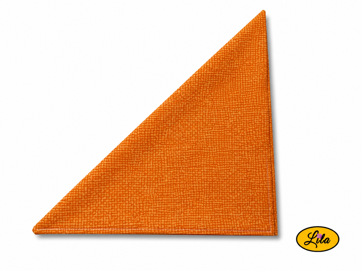 Bandana orange à motif texturé vintage plié en triangle vu de haut sur fond clair mettant en valeur la texture et les détails du tissu