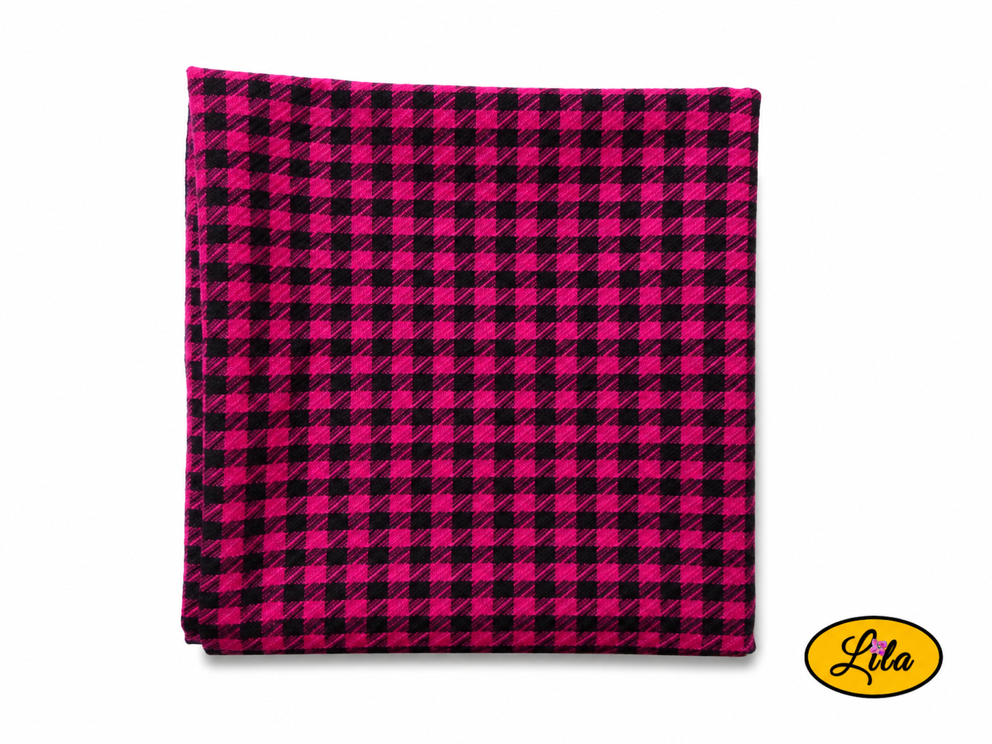 Bandana rose et noir à carreaux plié en carré vu de haut sur fond clair style écossais et accessoire de mode artisanal