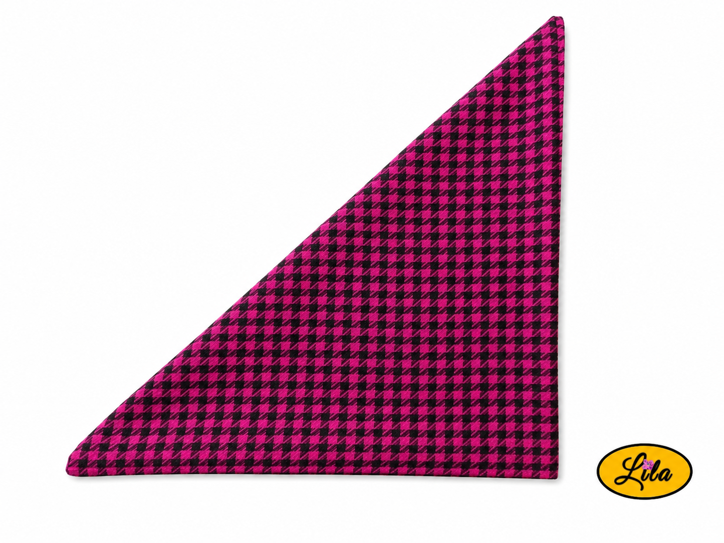 Bandana rose et noir à carreaux plié en triangle vu de haut sur fond clair mettant en valeur le motif à carreaux et les finitions du tissu