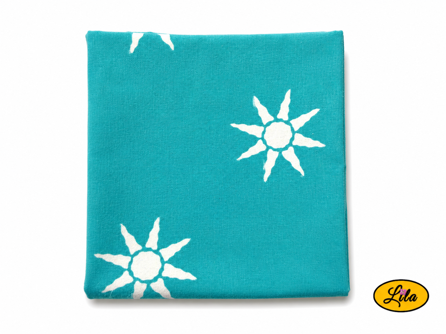Bandana vert d'eau à motifs soleils plié en carré vu de haut sur fond clair style bohème et accessoire de mode artisanal