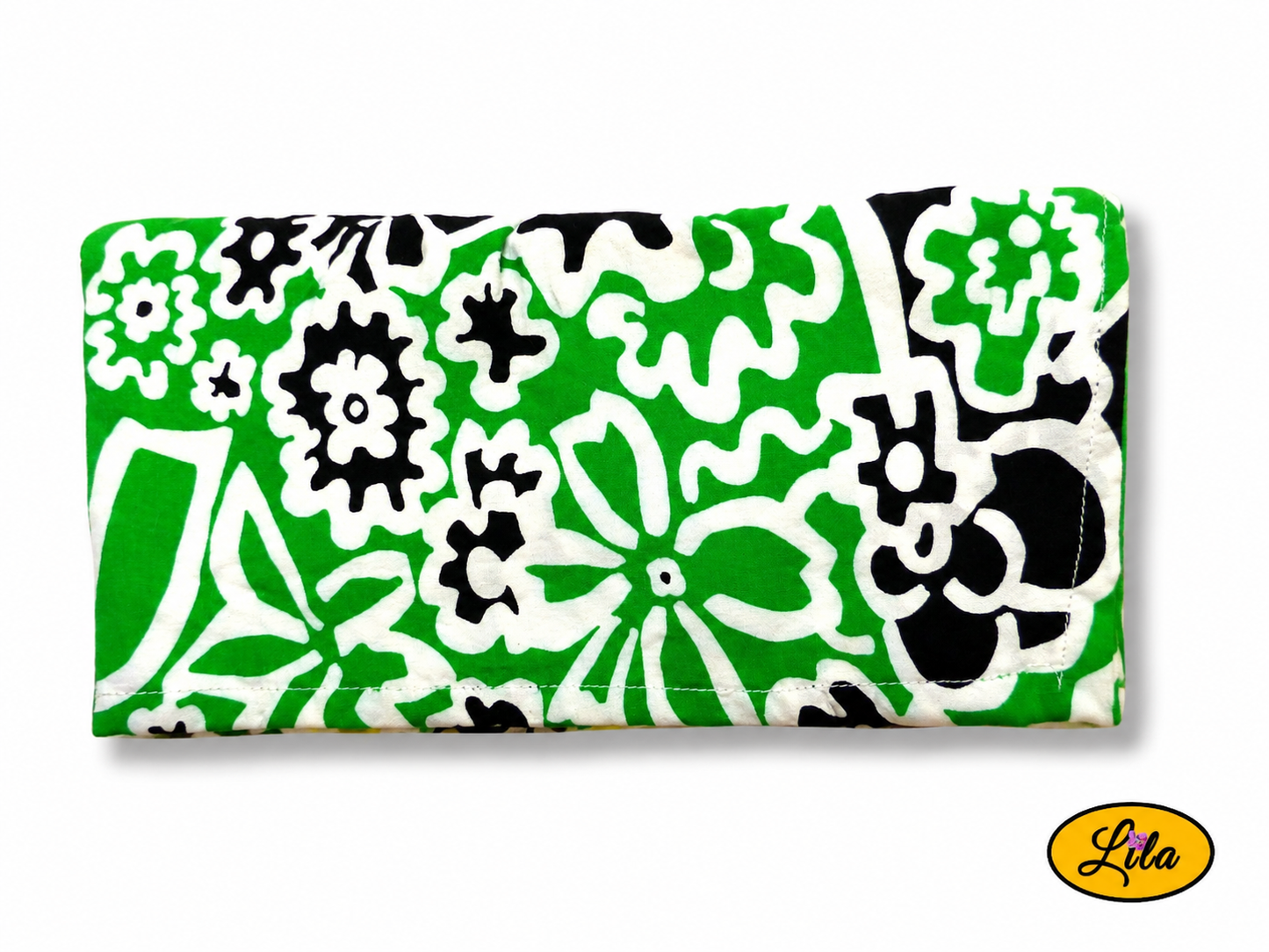 Bandana vert et jaune à motifs floraux vintage plié en rectangle avec le côté vert visible vu de haut sur fond clair mettant en valeur les détails du tissu