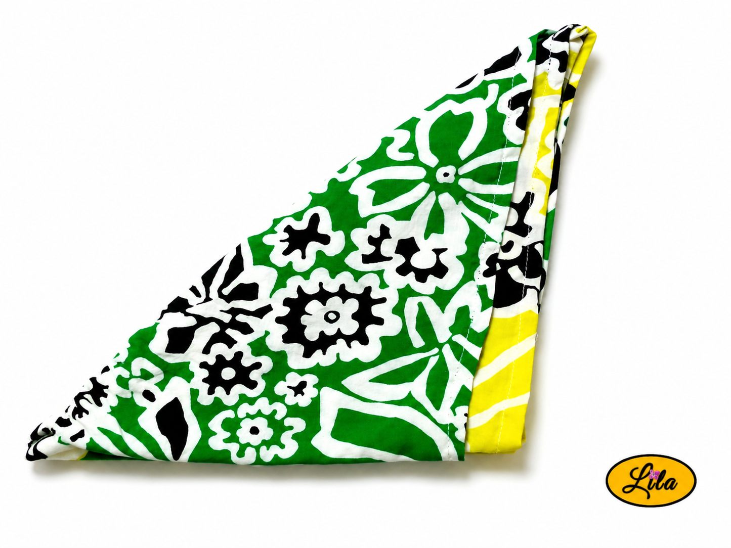 Bandana vert et jaune à motifs floraux vintage plié en triangle avec le côté vert visible vu de haut sur fond clair mettant en valeur les motifs floraux