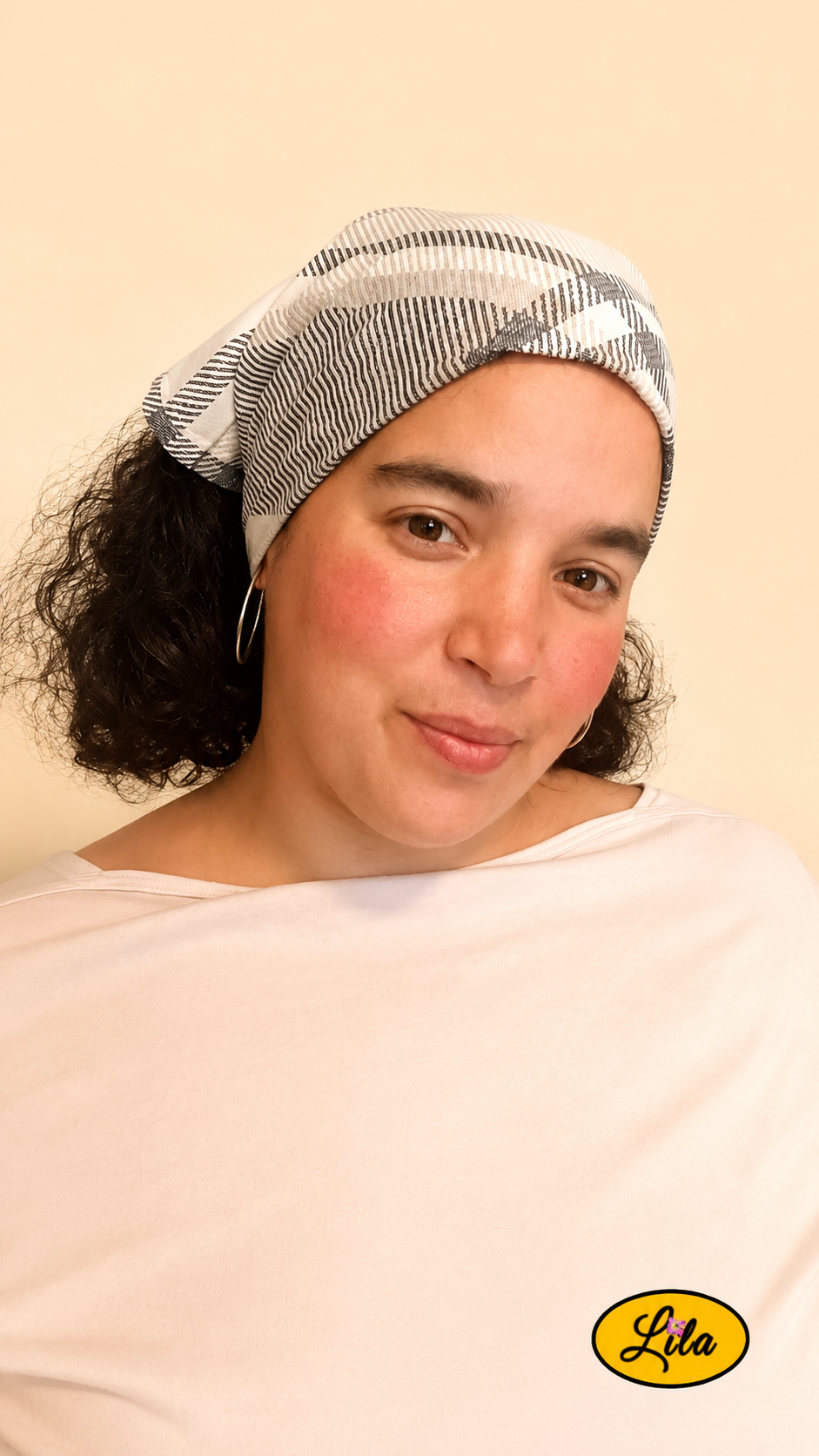 Bandana vintage à rayures brunes et grises porté dans les cheveux par une femme de profil droit avec les cheveux lâchés sous le bandana style intemporel et artisanal