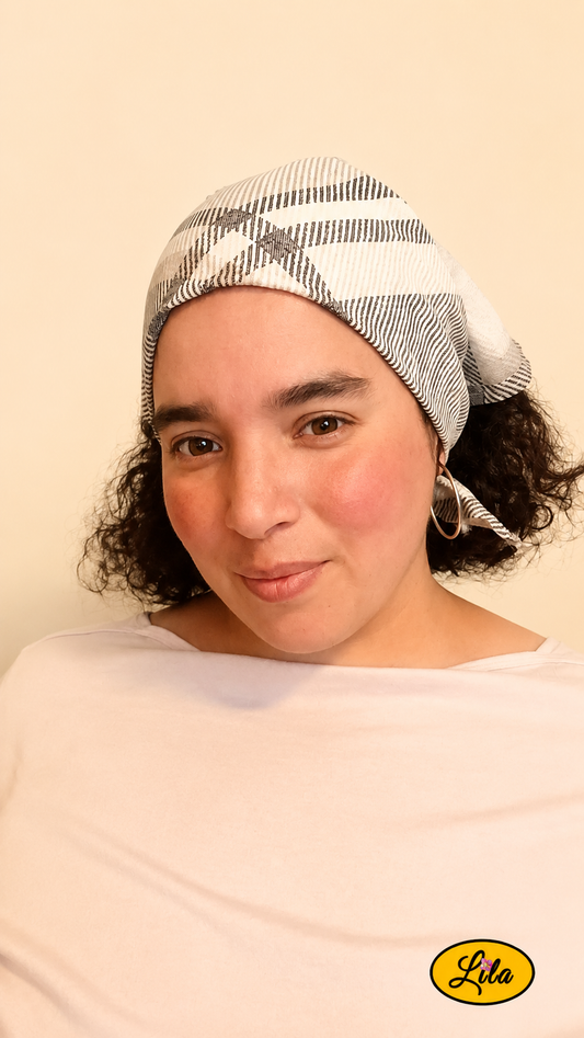 Bandana vintage à rayures brunes et grises porté dans les cheveux par une femme de profil gauche avec les cheveux lâchés sous le bandana style rétro et élégant