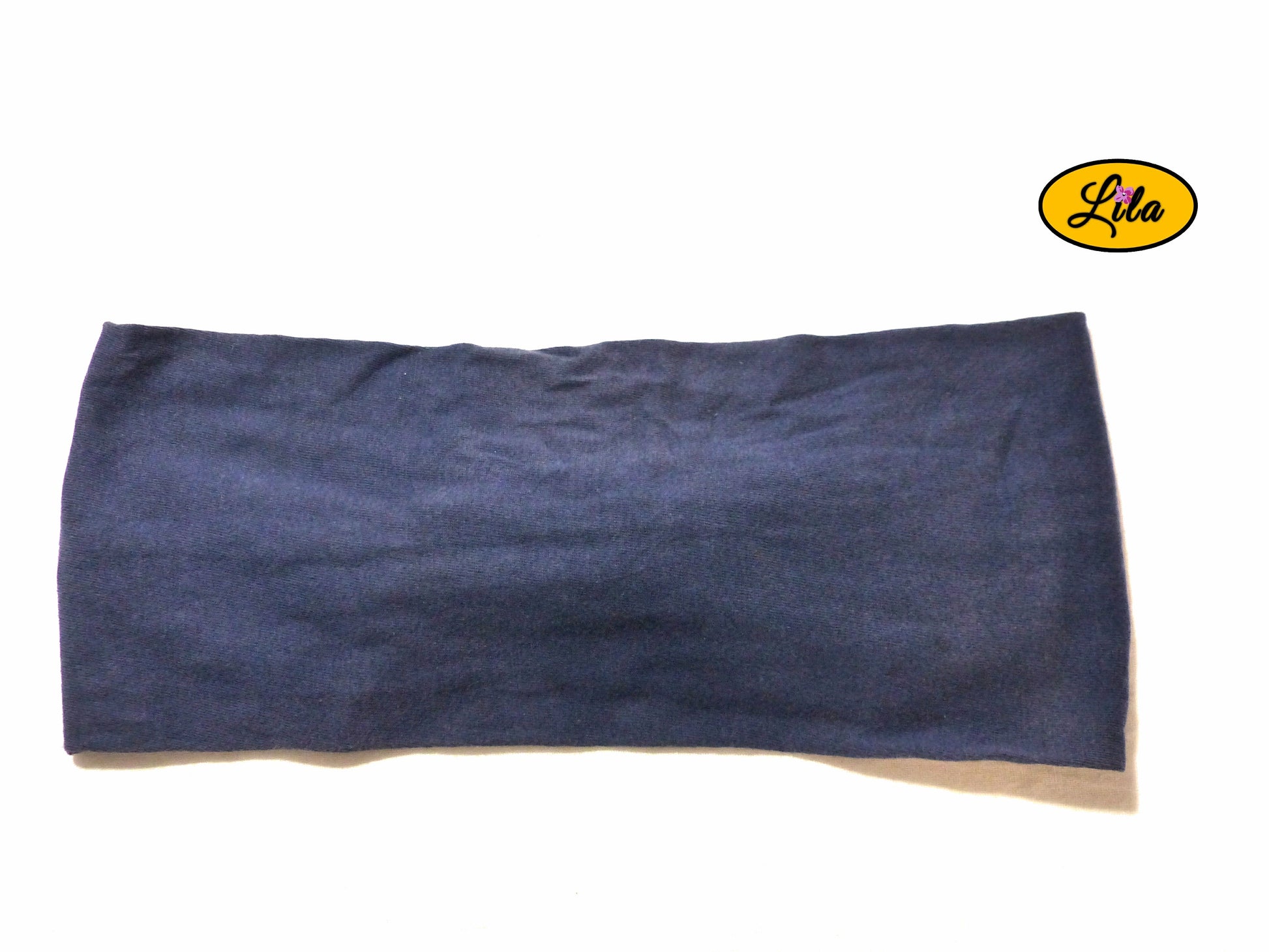 Bandeau en tissu bleu foncé vu de dos sur fond blanc style sobre et tendance
