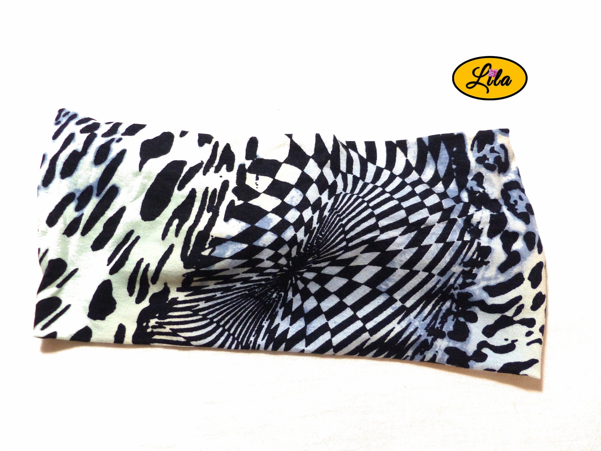 Bandeau en tissu bleu à motifs noirs vu de dos sur fond blanc style graphique et tendance