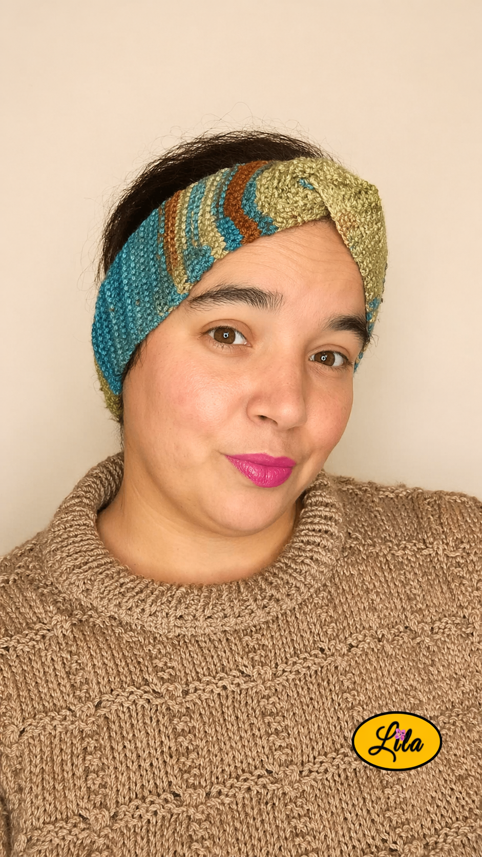 Bandeau en laine couleurs automne porté avec noeud au-dessus de la tête