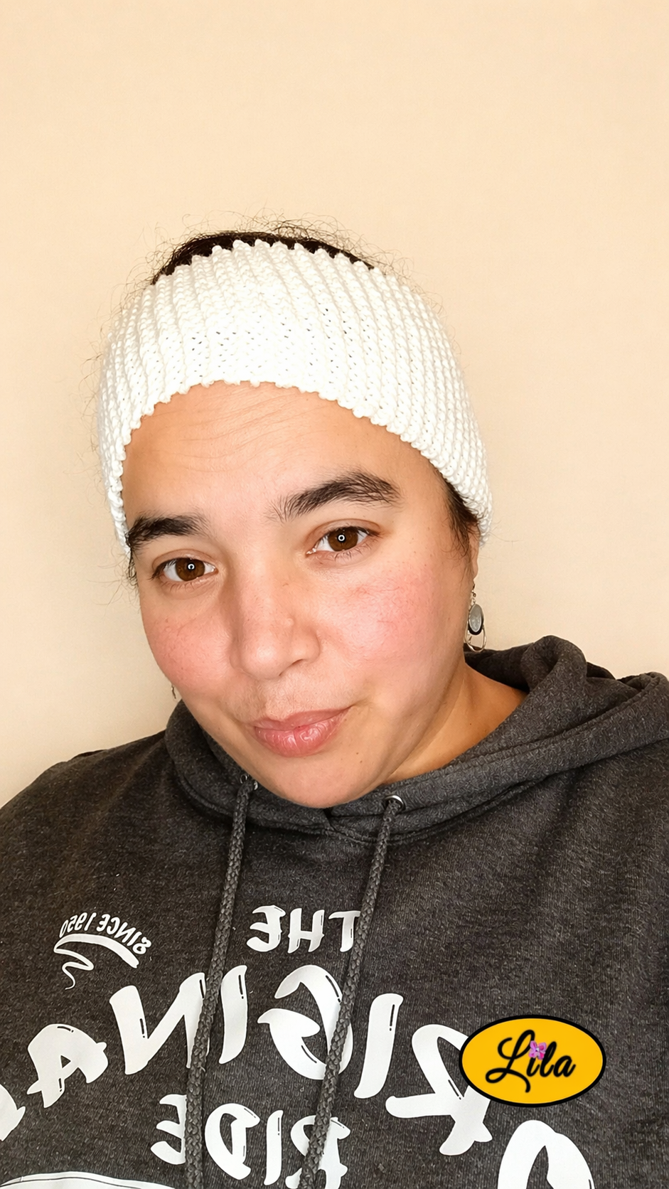 Bandeau en laine blanc porté par une femme vue de face style élégant