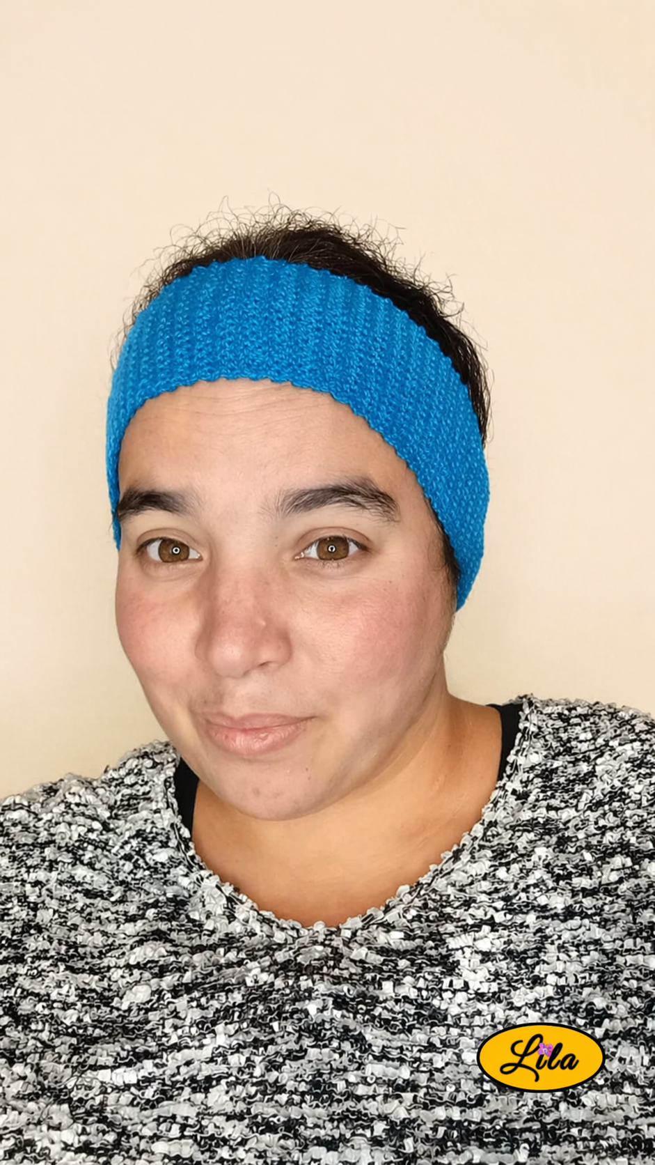 Bandeau en laine bleu porté par une femme vue de face look hivernal
