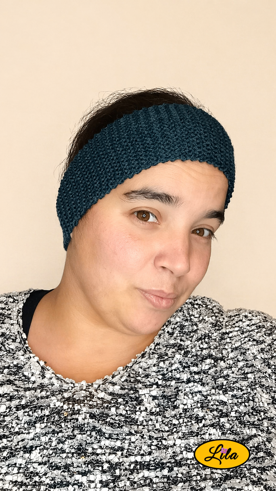 Bandeau en laine bleu foncé porté par une femme profil droit style hiver