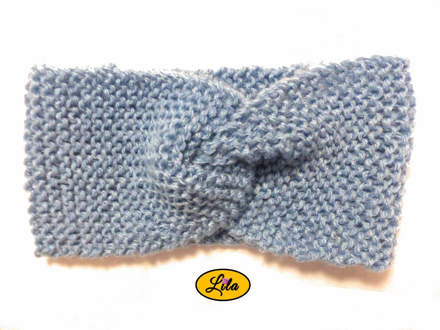 Bandeau en laine bleu gris vue de face sur fond blanc style hiver doux et minimaliste