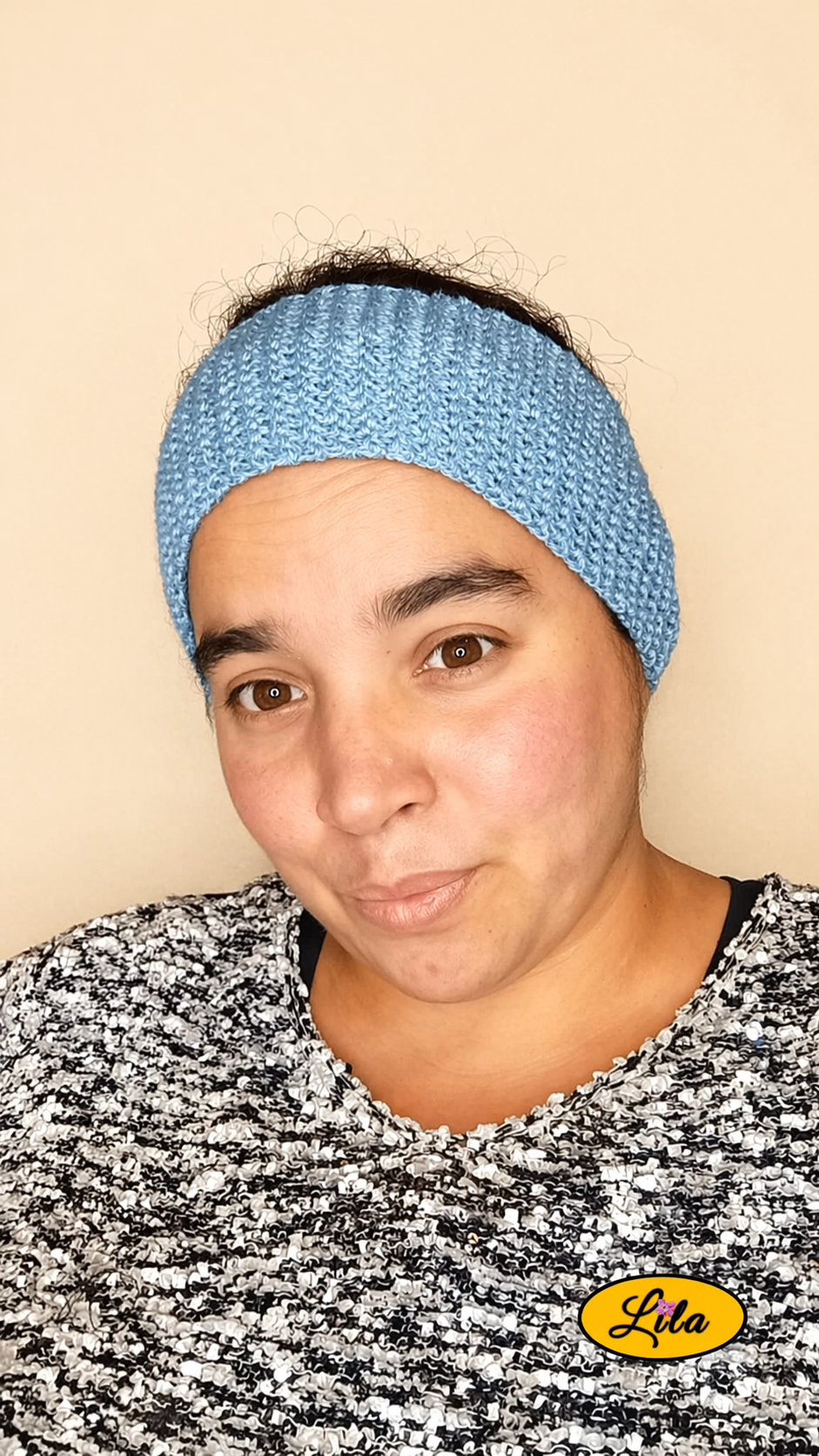 Bandeau en laine bleu gris porté par une femme vue de face style hiver