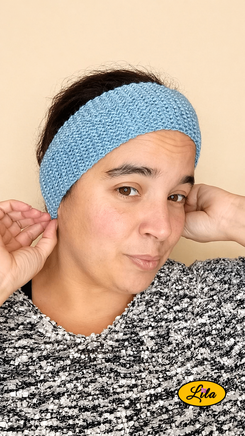 Bandeau en laine bleu gris porté par une femme profil avec mains sur le bandeau