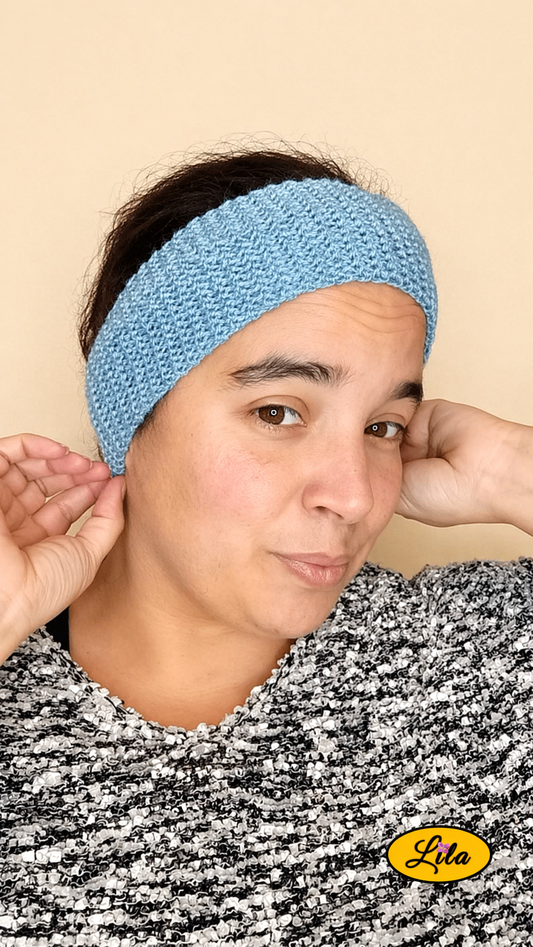 Bandeau en laine bleu gris porté par une femme profil avec mains sur le bandeau