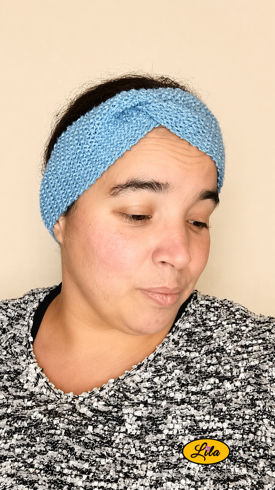 Bandeau en laine bleu gris porté profil droit avec noeud au-dessus de la tête
