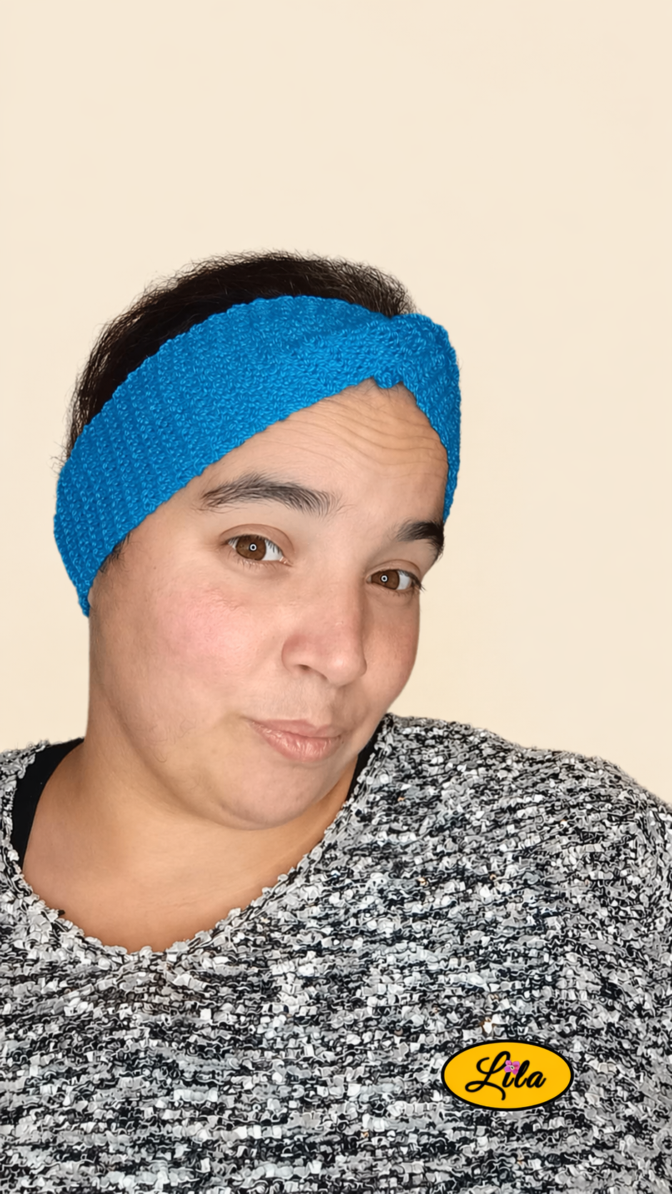 Bandeau en laine bleu porté avec noeud devant style tendance