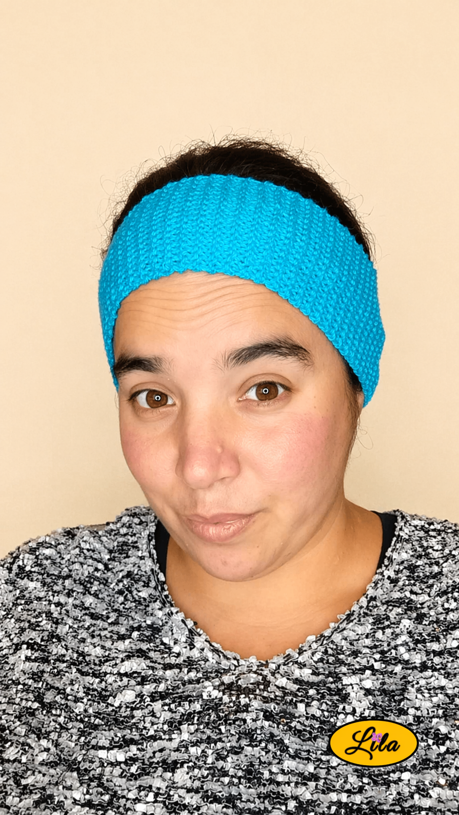 Bandeau en laine bleu turquoise porté par une femme vue de face style hiver