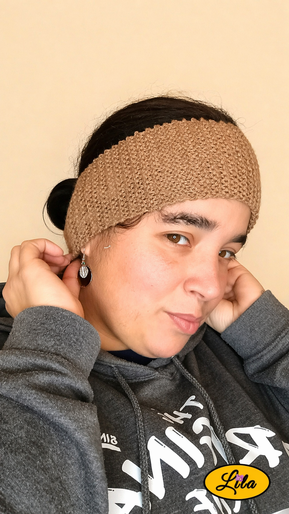 Bandeau en laine brun porté par une femme profil avec mains sur le bandeau