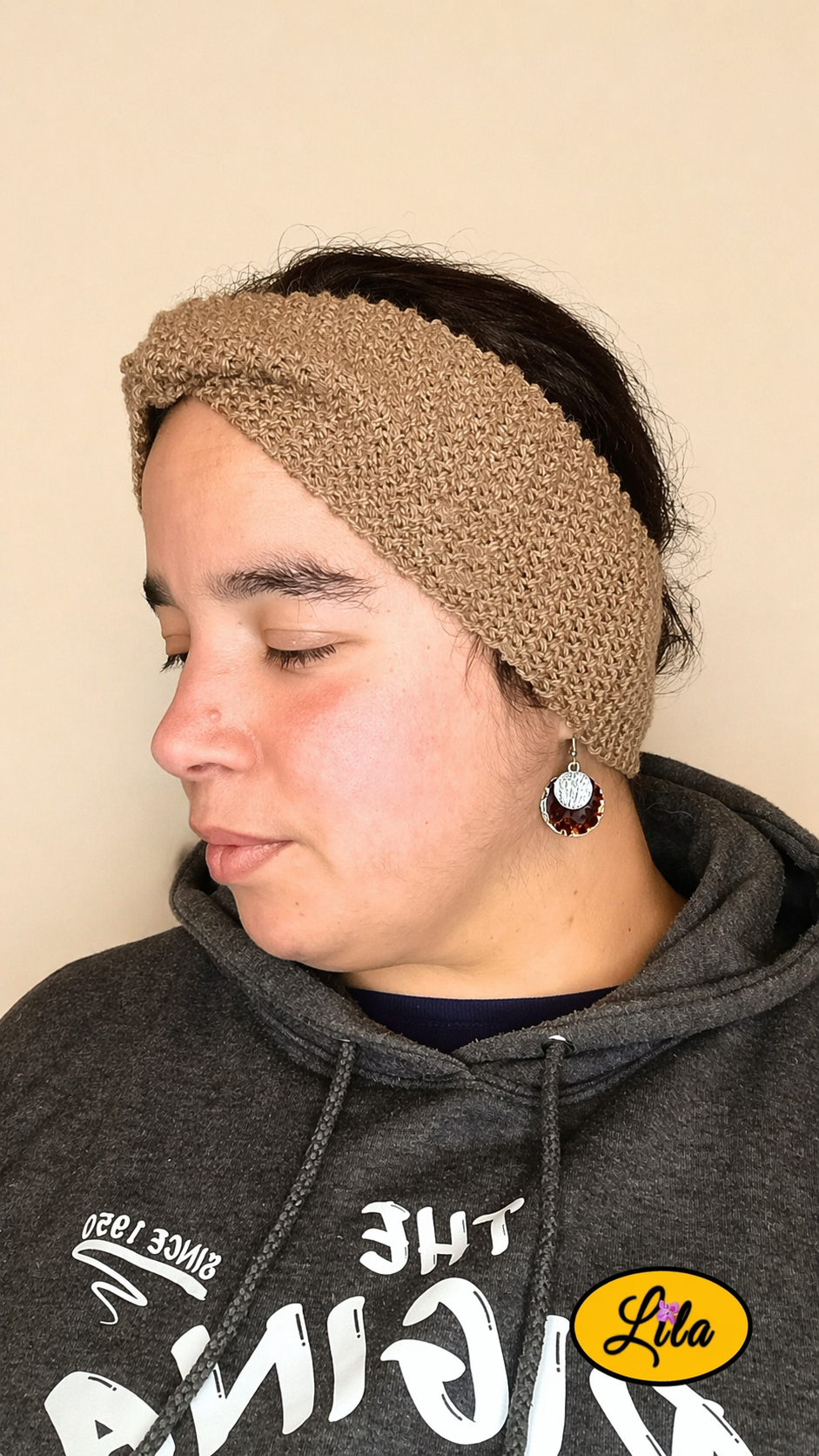 Bandeau en laine brun porté profil gauche avec noeud au-dessus de la tête