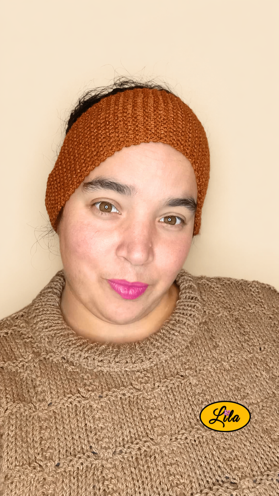 Bandeau en laine brun pailleté porté par une femme vue de face style hiver