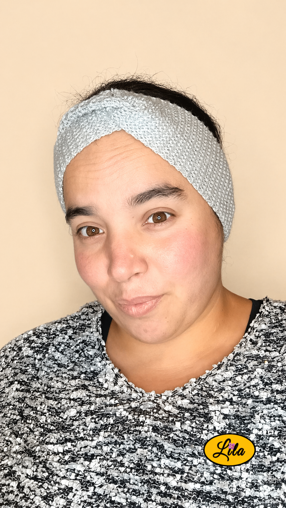 Bandeau en laine gris porté avec noeud au-dessus de la tête